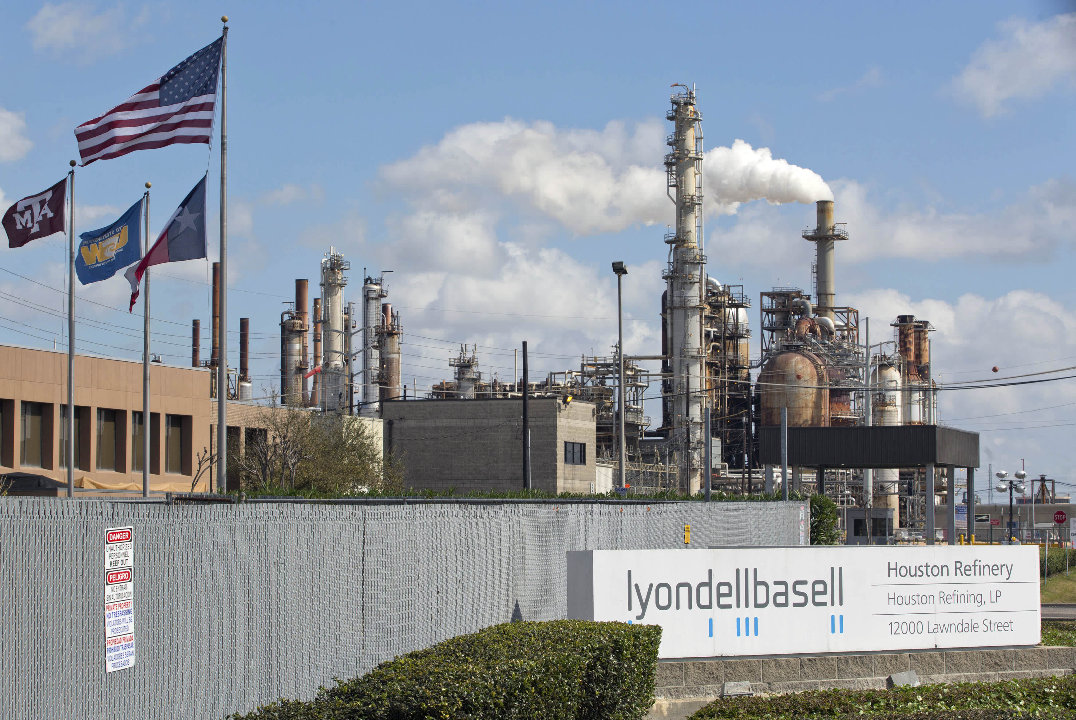 На заводе LyondellBasell в Техасе произошла утечка этановой кислоты