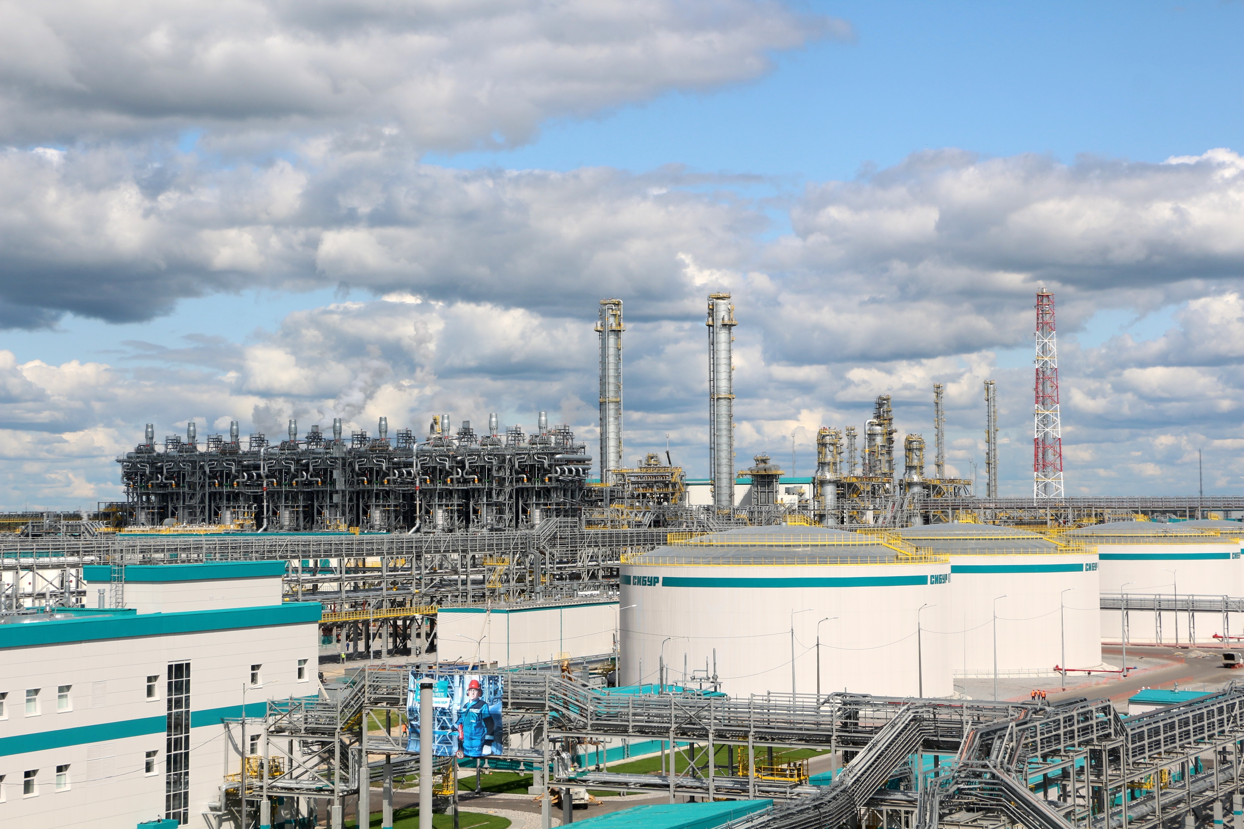 ЗапСибНефтехим принял первое сырье для производства товарной продукции
