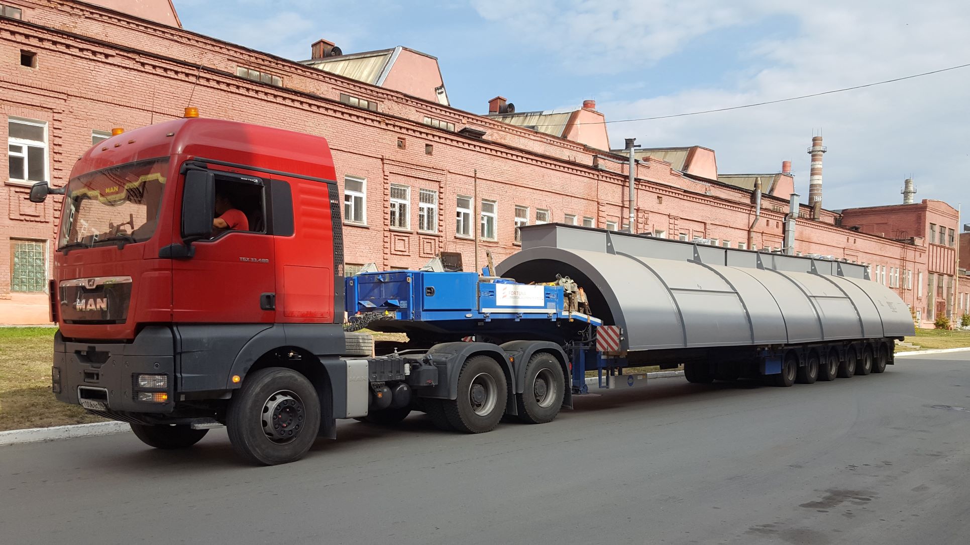 "Уралхиммаш" отгрузил Омскому НПЗ оборудование для охлаждения прокаленного кокса