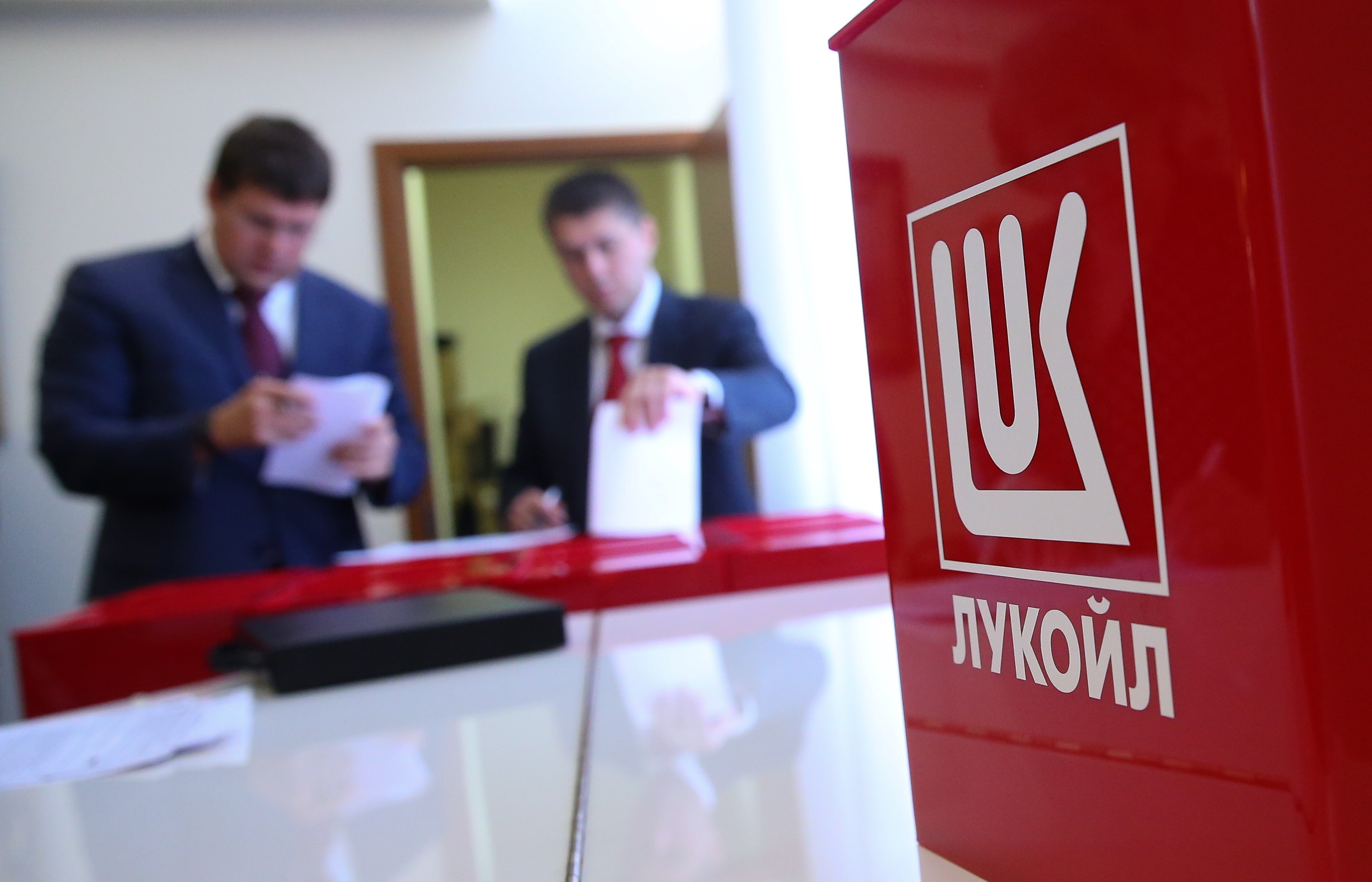 "Лукойл" в январе-сентябре увеличил выручку от продажи продукции нефтехимии в 1,7 раза