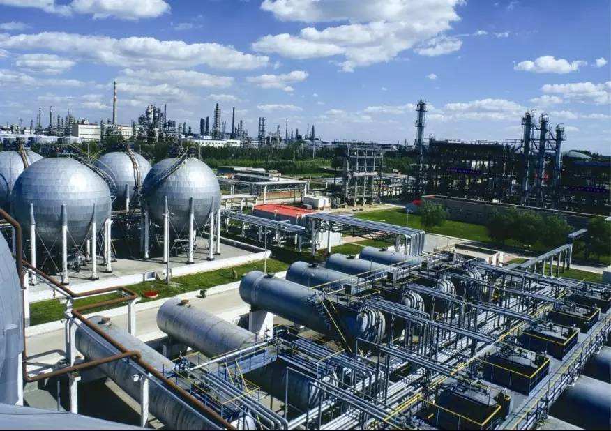 Китай к 2025 году закроет небольшие НПЗ и нефтехимические предприятия