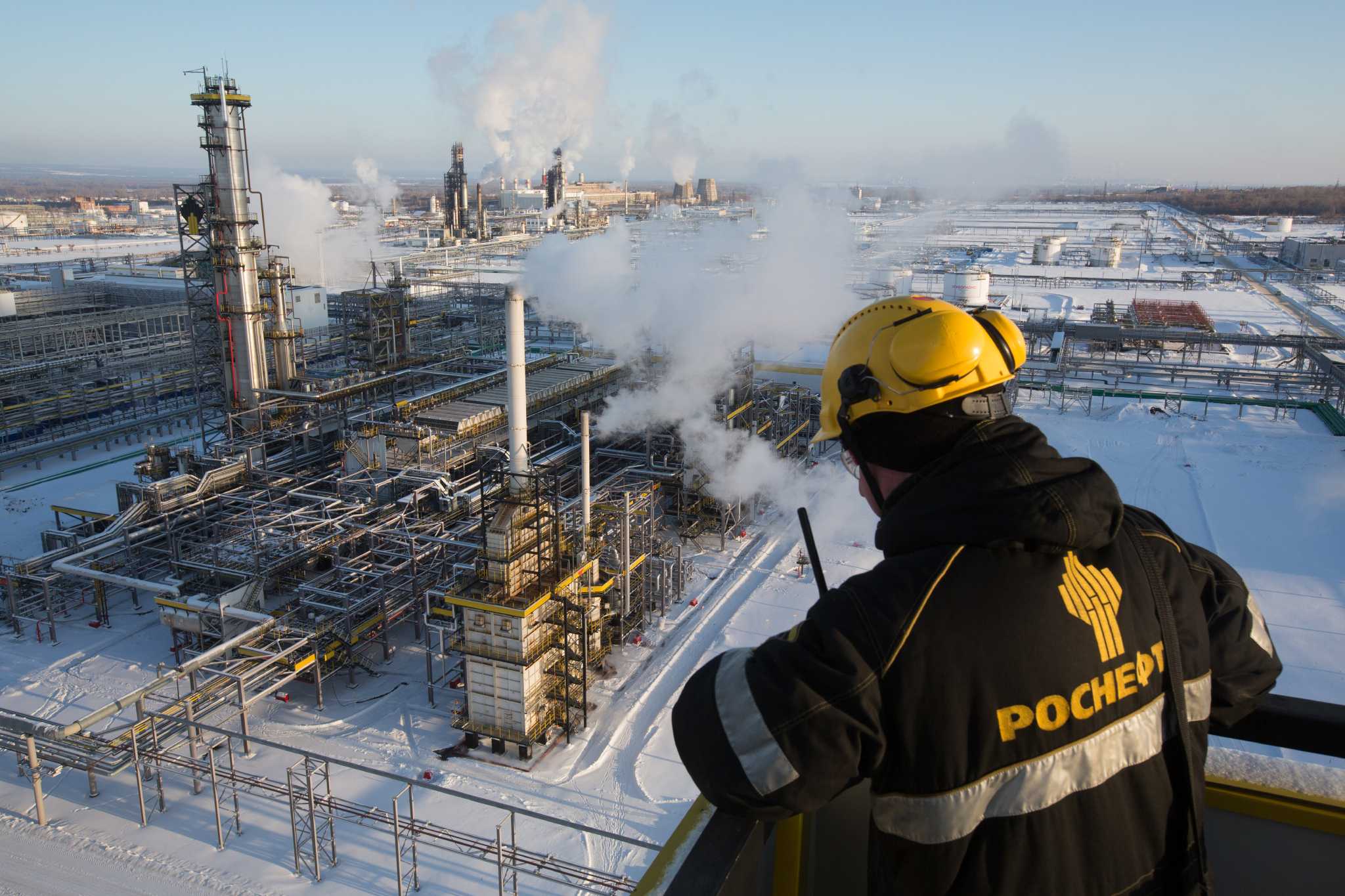 Юрий Борисов поддержал предоставление "Роснефти" льгот для строительства ВНХК