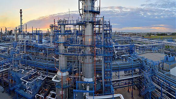 Российские НПЗ сократили переработку нефти более чем на 2% за январь-июль