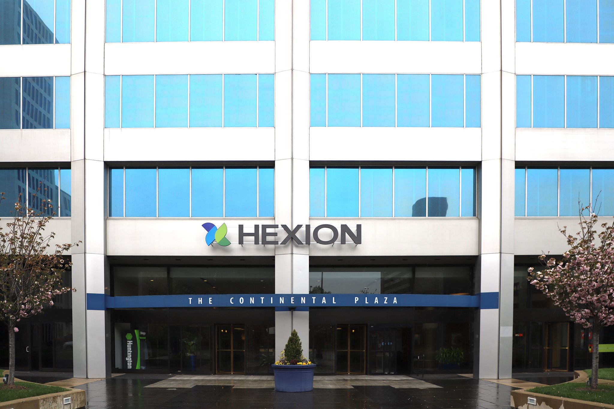 Hexion планирует до конца апреля завершить продажу своих подразделений