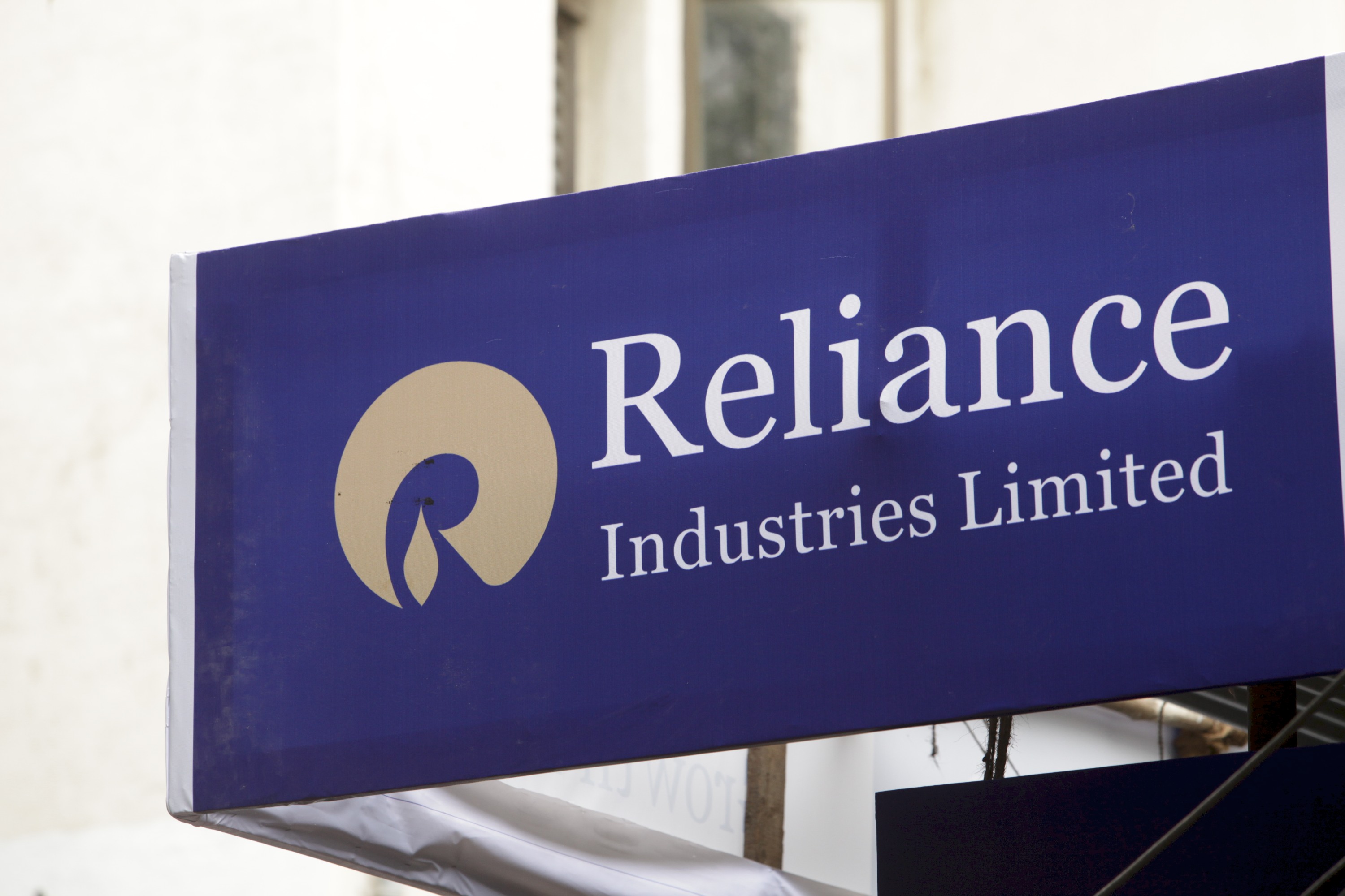 Индийская Reliance Industries вложит $80 млрд в зеленую энергетику в штате Гуджрат